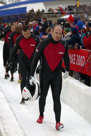 Desde la realeza también han hecho sus pinitos en el mundo del deporte. Alberto de Mónaco formaba parte del Comité Olímpico Internacional desde 1985, y gracias a su fanatismo por el deporte, probó suerte en los Juegos Olímpicos de Invierno, participando en cinco ocasiones en el bobsleigh, aunque no consiguió colgarse ningún metal.