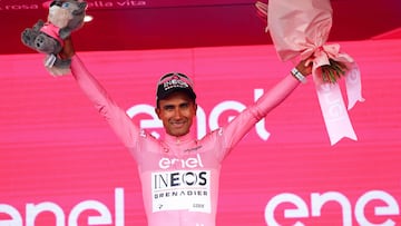 Jhonatan Narváez, en el podio de Turín con la maglia rosa.