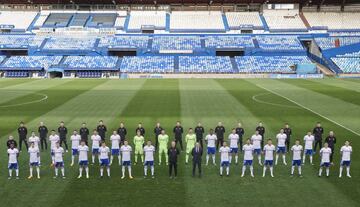 Foto oficial del Real Zaragoza 2020-21 en La Romareda.