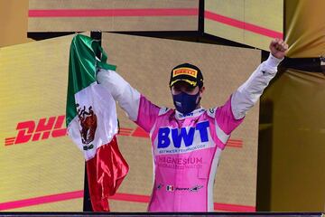 190 carreras despu谷s de debutar en el Gran Circo de la mano de Sauber, el nuevo piloto de Red Bull escal車 directamente a la primera posici車n de esta particular clasificaci車n el pasado 6 de diciembre en el GP de Sakhir 2020. El mexicano complet車 una brillante remontada desde la parte trasera, tras sufrir un percance con Charles Leclerc y Max Verstappen, para llorar de alegr赤a desde el primer caj車n del podio en la ciudad de Manama.