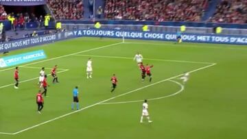 Alves sorprende en Francia con este golazo de volea