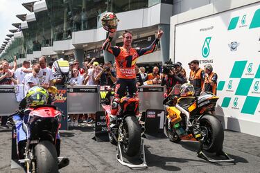2021 supuso el debut de murciano en el Mundial y también el año de su primer título en Moto3. Un inicio fulgurante al que añadió el campeonato de Moto2 de 2023, su segunda temporada en la clase media que dominó con seis victorias antes de dar el salto a MotoGP.