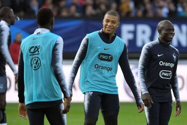 Mbappé is coping well with new status, says Lloris