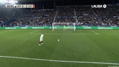 Cuando intentas imitar a Sergio Ramos... y acaba fatal: lo del penalti del Levante es para verlo