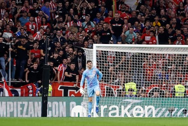 Who is Maurizio Mariani, the referee for the Lille-Real Madrid Champions League matchday 2 game?