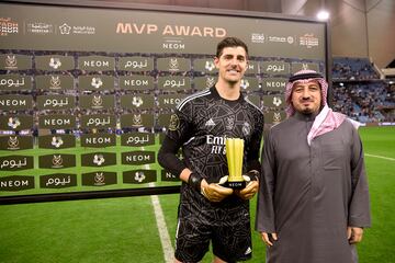 Thibaut Courtois con el trofeo mejor al jugador del partido.