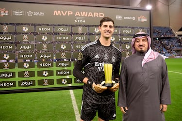Thibaut Courtois con el trofeo mejor al jugador del partido.