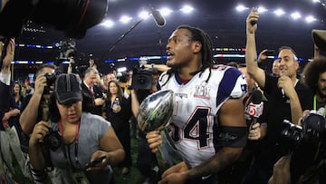 HOUSTON, TX - FEBRUARY 05: Dont&#039;a Hightower #54 of the New England Patriots holds the Vince Lombardi Trophy after defeating the Atlanta Falcons 34-28 in overtime during Super Bowl 51 at NRG Stadium on February 5, 2017 in Houston, Texas.   Mike Ehrmann/Getty Images/AFP
 == FOR NEWSPAPERS, INTERNET, TELCOS &amp; TELEVISION USE ONLY ==