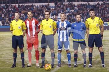 Deportivo de La Coruña-Sevilla. El árbitro Ricardo De Burgos Bengoetxea, arropado por los capitanes de ambos equipos, Krychowiak y Álex Bergantiños, los asistentes, Cesar García Fernández e Iker De Francisco Grijalba, y el cuarto árbitro José Alberto Pardeiro Puente.