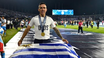 Cruz Azul's Uruguayan interim coach Vicente Sanchez poses with an Uruguayan flag after winning the CONCACAF Champions Cup final football match between Mexico's Cruz Azul and Canada's Vancouver Whitecaps at the Olimpico Universitario Stadium in Mexico City on June 1, 2025. (Photo by Victor CRUZ / AFP)