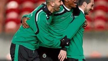 <b>ANIMADOS. </b>Colsa, Tchité y Munitis bromearon en el ensayo de ayer en el Parque de los Príncipes.