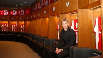 El jugador danés posa en el vestuario del Wanda Metropolitano. 