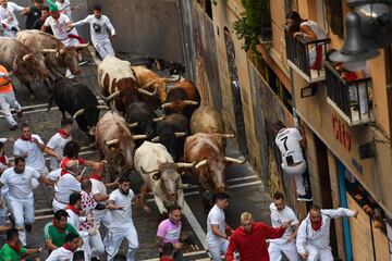 Este 7 de julio ser¨¢n los toros de la ganader¨ªa N¨²?ez del Cuvillo los que recorran las calles de la capital navarra. De esta forma comienza as¨ª el primero de los ocho encierros de las fiestas.