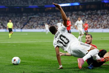 Falta de Juan Cruz a Kylian Mbappé. El defensor rojillo arrastra con su pierna derecha al delantero francés.