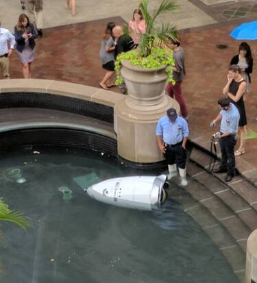 ¿Se ha suicidado este robot de seguridad en una fuente?