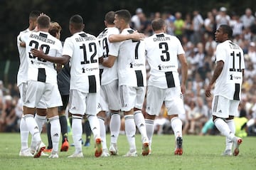 Todo el equipo felicita a Cristiano por su gol.