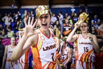 Alba Torrens celebra la Euroliga.