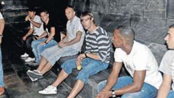 <b>DÍA LARGO. </b>Las caras de ayer de Aguirre, Agüero, Maniche, Abbiati, Valera, Perea y Miguel muestran bien el actual ambiente: pocas risas.