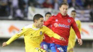 <b>SIN DINAMITA. </b>El jugador cartagenero, Marc, dispara ante la oposición de Nano.