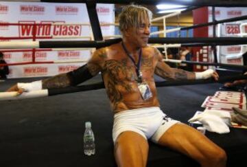 El actor y boxeador estadounidense Mickey Rourke posa durante un entrenamiento en Moscú, Rusia, hoy, miércoles 26 de noviembre de 2014. A sus 62 años, Rourke volverá a subirse a un ring el próximo 28 de noviembre en Moscú para enfrentarse en un combate contra su compatriota Elliot Seymour, de 29 años. 