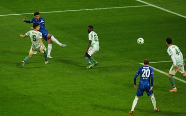 1-3. Jadon Sancho dentro del área bética, controla, finta y se saca un disparo al palo largo para superar a Adrián.