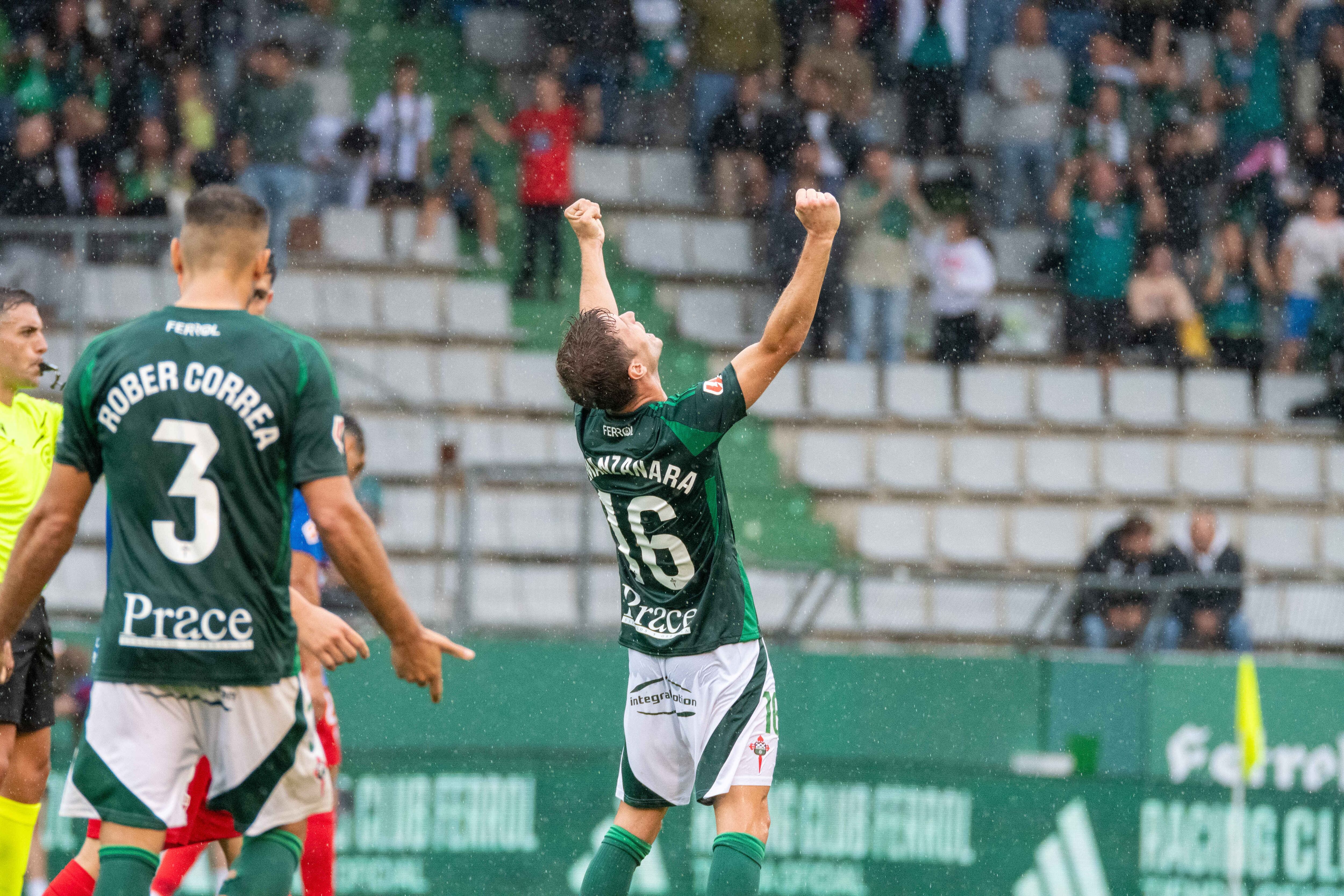 Manjanara da equilibrio al Racing de Ferrol en el centro del campo.