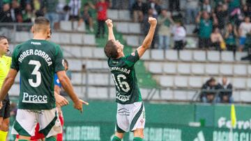 Manzanara da equilibrio al Racing de Ferrol en el mediocampo.