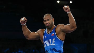Chile's Yasmani Acosta Fernandez celebrates his win over China's Meng Lingzhe in their men's greco-roman 130kg wrestling semi-final match at the Champ-de-Mars Arena during the Paris 2024