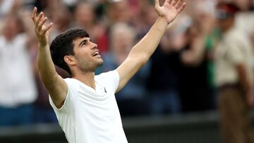 Carlos Alcaraz celebra la victoria ante Frances Tiafoe en Wimbledon.