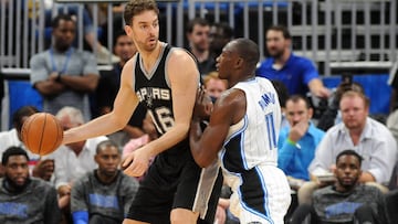 Pau gasol se mueve en el poste ante la defensa de Biyombo.