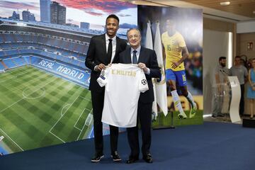 Posó con la camiseta blanca (sin dorsal) acompañado de Florentino Pérez, que le entregó como ya es tradición una réplica en plata del Santiago Bernabéu