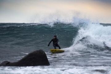 La leyenda del surf, Tom Carroll, disfruta como un niño en el Ártico