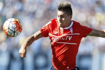 El jugador de Universidad Católica, Nicolás Castillo, controla el balón durante el partido de primera división contra O'Higgins.