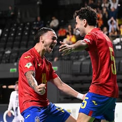 España golea y espera rival en semifinales