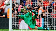 Claudio Bravo alarga su leyenda en definiciones por penales