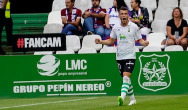 La goleada del equipo cántabro tuvo su sello. A su espectacular gol de falta, Vicente le acompañó de grandes pases como la asistencia a Lago Junior para el cuarto tanto.