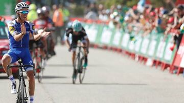 GRA149. XORRET DE CATÍ (ALICANTE), 26/08/2017.- El ciclista francés del equipo Quick Step, Julian Alaphilipe (i), celebra su victoria en la octava etapa de la Vuelta a España que se ha disputado entre Hellín y Xorret de Catí con un recorrido de 199,5 kilómetros. EFE/Javier Lizon