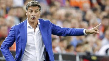 El entrenador del Málaga José Miguel González "Michel", da instrucciones durante el partido de la quinta jornada de Liga que disputan esta tarde en el estadio de Mestalla.