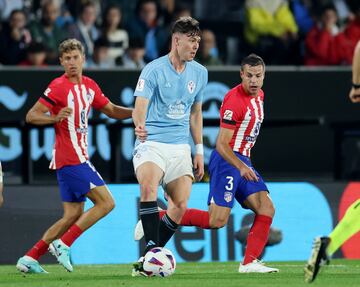 Strand conduce un balón ante Azpilicueta.