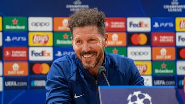 Simeone atiende a la prensa en Roma.