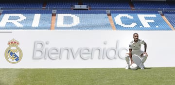 El jugador brasileño ha sido presentado en el estadio Santiago Bernabéu de la mano del presidente Florentino Pérez y acompañado de su familia.