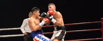 Carlos Ramos golpea a Ibon Larrinaga durante su combate.