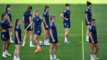Spain's defender Irene Paredes (C) and teammates attend a team training session at Stadium MK in Milton Keynes, central England on July 7, 2022, on the eve of their UEFA Women's Euro 2022 football match against Finland. - No use as moving pictures or quasi-video streaming. Photos must therefore be posted with an interval of at least 20 seconds. (Photo by Damien MEYER / AFP) / No use as moving pictures or quasi-video streaming. Photos must therefore be posted with an interval of at least 20 seconds. (Photo by DAMIEN MEYER/AFP via Getty Images)