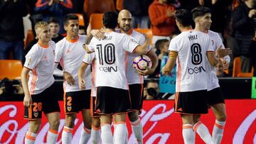 GRA665. VALENCIA, 06/04/2017.- Los jugadosres del Valencia CF celebran el segundo gol del equipo frente al Celta de Vigo, durante el encuentro correspondiente a la jornada 30 de Primera División que se disputa esta noche en Mestalla, en Valencia. EFE/Juan Carlos Cárdenas.
