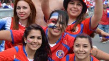 ALEGRÍA TRICOLOR. Las aficionadas de Costa Rica sonríen con el gran papel de su selección.
