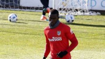 GRA101. MAJADAHONDA (MADRID), 05/01/2016.- El delantero colombiano Jackson Martínez, durante el entrenamiento del equipo rojiblanco en la Ciudad Deportiva de Mahadajonda de cara al partido de octavos de final ida de la Copa del Rey que diputará mañana contra el Rayo Vallecano. EFE/Zipi