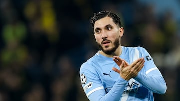 MANCHESTER (United Kingdom), 05/11/2025.- Rayan Cherki of Manchester City greets their supporters after winning the UEFA Champions League league phase soccer match between Manchester City and Borussia Dortmund, in Manchester, Britain, 05 November 2025. (Liga de Campeones, Reino Unido) EFE/EPA/ADAM VAUGHAN