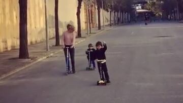 Shakira, Milan y Sasha en patinete