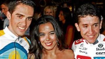 <b>CON LA GUAPA. </b>Alberto Contador y Carlos Sastre posan con Beatriz Luengo, la intérprete de la canción oficial de la Vuelta a España.