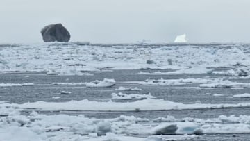 Avistan un raro ‘iceberg negro’ y surgen las teorías sobre el motivo de su color: “Es algo que no se ve muy a menudo”